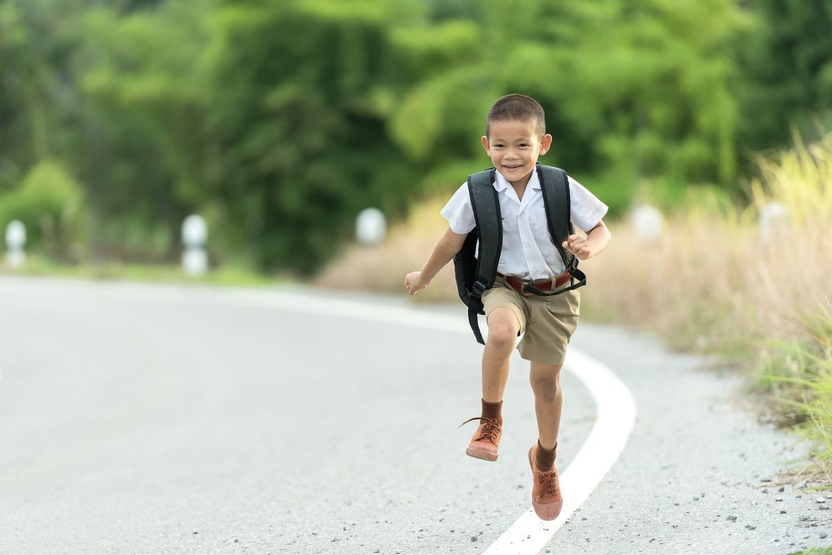 どうやって 学校 に 行き ます か 英語