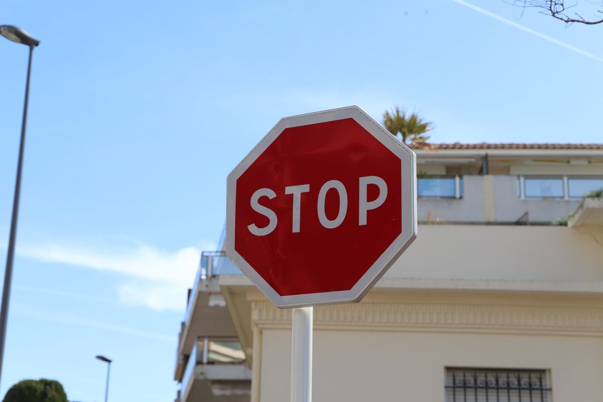 「一時停止標識」って英語でなんて言うの？