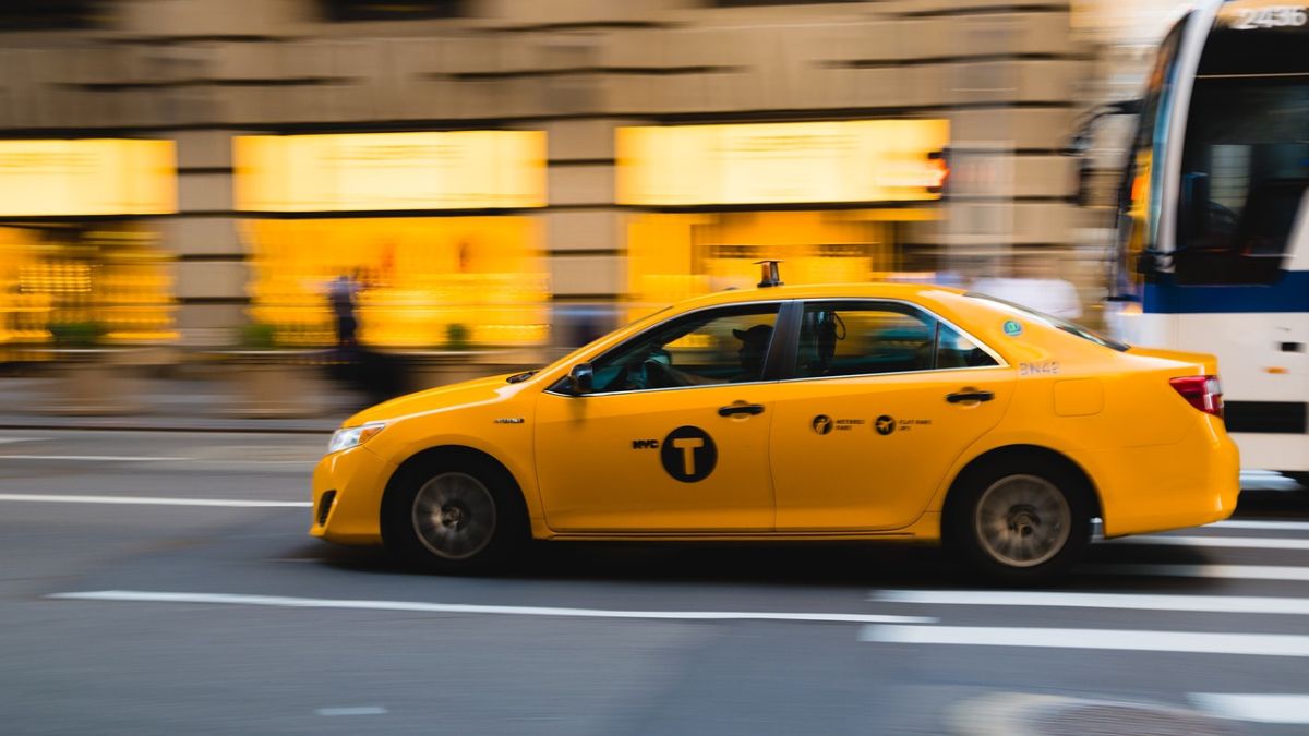 taxi と cab の違いは？