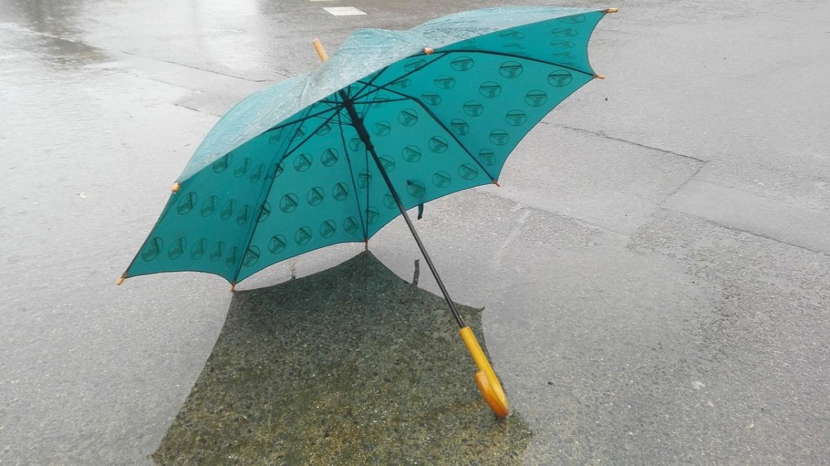 「傘をさす」って英語でなんて言うの？